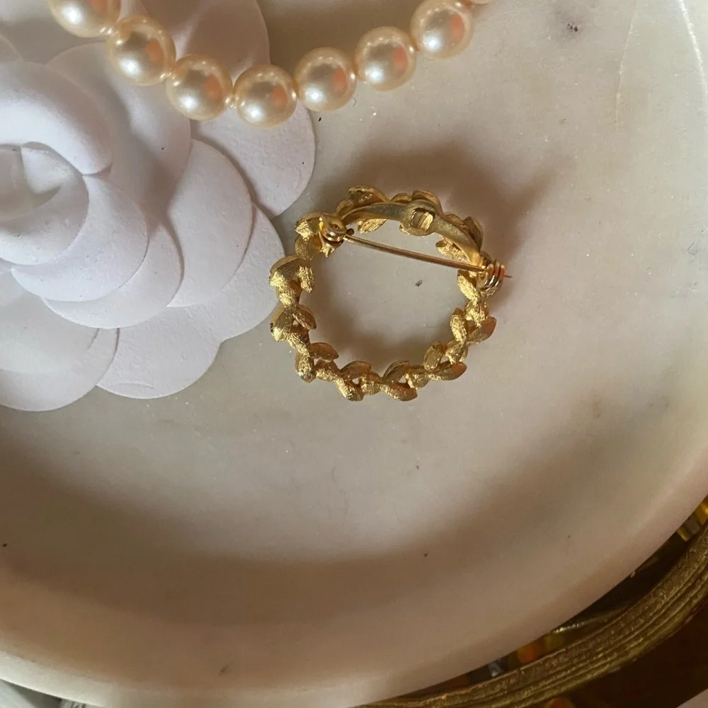 Vintage seed Pearl gold tone pin brooch